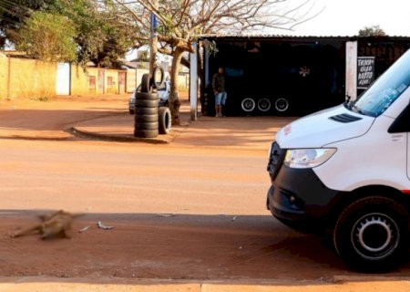 Motociclista atropela, arrasta cachorro por 6 metros e animal morre em Campo Grande