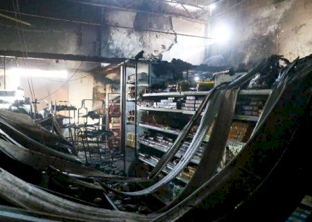 Dono de mercado tomado pelo fogo calcula preju&iacute;zo de 100 mil: "tudo se perdeu" em Campo Grande