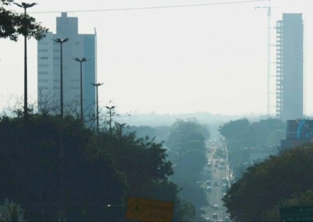 Pelo segundo dia seguido, Campo Grande amanhece coberta por fumaça de incêndios