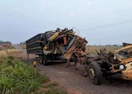 Caminh&atilde;o fica destru&iacute;do ap&oacute;s bater em carreta parada na MS-338