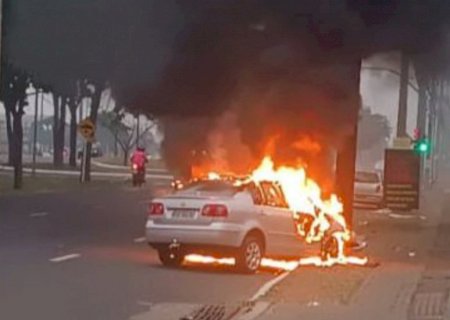 Carro bate em poste e pega fogo em avenida de Campo Grande