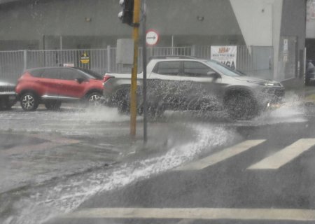 Chuva cai com espuma branca em Campo Grande; Entenda o fenômeno