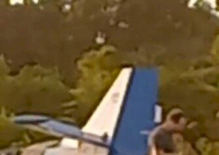 Avião que fazia propaganda para circo, em Bela Vista, cai “de bico” em chácara da cidade