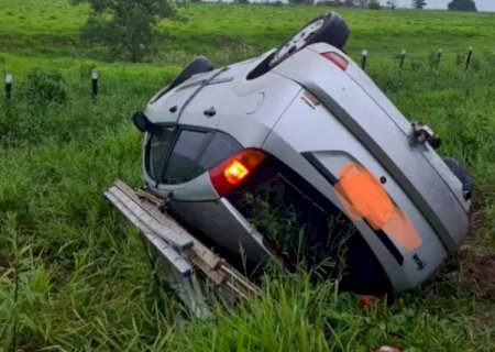 Carro com 5 ocupantes capota entre Jateí e Glória de Dourados na BR-376