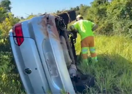 Motorista perde controle, capota várias vezes na BR-163 e dois ficam feridos 