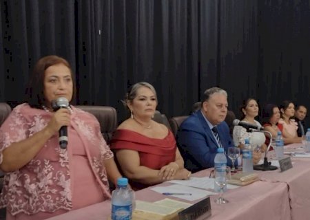 Cileide toma posse como a primeira mulher prefeita de Jateí