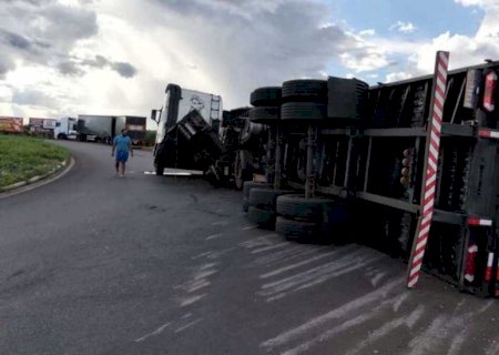 Carreta carregada de madeira tomba em trevo de Anaurilândia