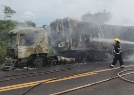Incêndio destrói carreta carregada com carne em São Gabriel do Oeste