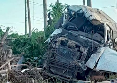 Motorista morre ap&oacute;s caminh&atilde;o capotar pr&oacute;ximo &agrave; Avenida Gury Marques