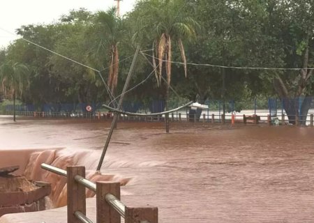 Fortes chuvas atingem Campo Grande e deixam vias e casas alagadas