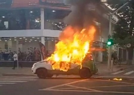 Fiat Uno de empresa pega fogo e “anda\' sozinho no centro de Campo Grande