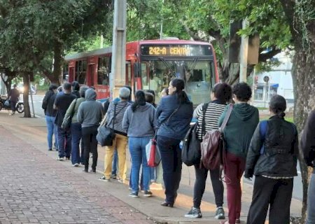Primeiro frio do ano faz população tirar casacos do armário