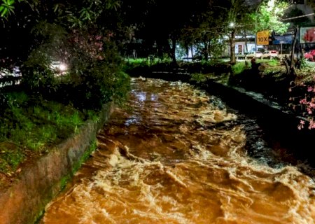 Chuva de 34 mm alaga ruas e enche córregos de Campo Grande