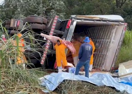 Carreta com carga de carne tomba às margens da BR-163