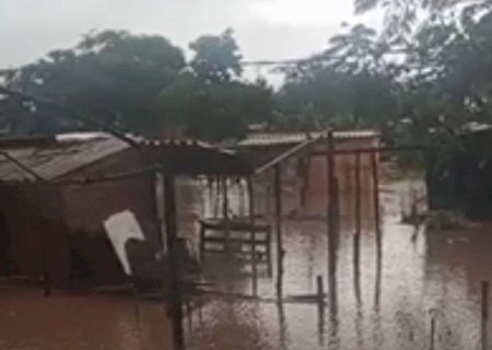 Chuva destrói barracos e deixa 30 famílias desalojadas em comunidade de Campo Grande