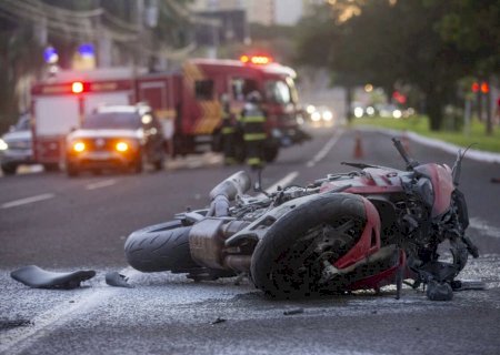Moto bate em 3 carros, pega fogo e casal fica gravemente ferido na Afonso Pena