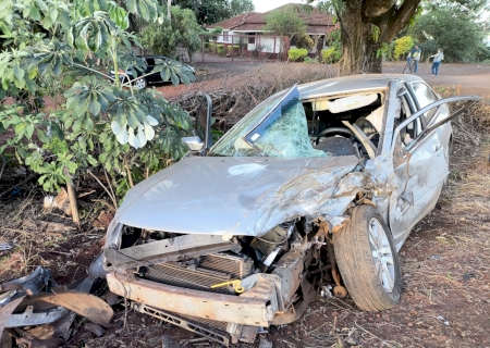 Carros ficam destruídos em acidente entre Fátima do Sul e Dourados na BR-376