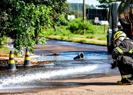Vazamento de combustível em carreta interdita rua no Nova Campo Grande