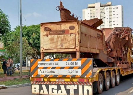 Sem fiscalização, carretas e caminhões pioram trânsito no centro de Campo Grande