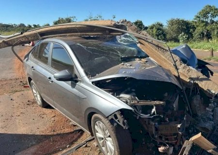 Condutor perde o controle do carro e atinge poste da base da PRF em Nova Alvorada do Sul
