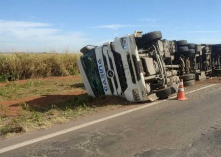 Carreta com carga de carnes tomba na MS-480, em Anaurilândia