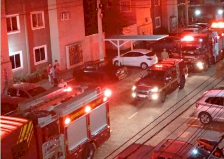 Apartamento em Campo Grande fica destruído após incêndio por vela esquecida na cozinha