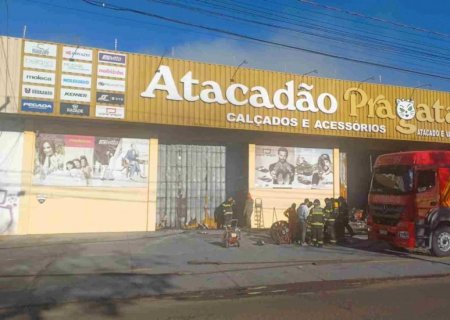 Incêndio destrói atacadista na Gury Marques e acaba com estoque de calçados