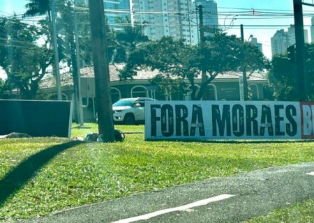 Quarta-feira amanhece com faixas de ‘Fora Moraes’ na Avenida Afonso Pena em Campo Grande