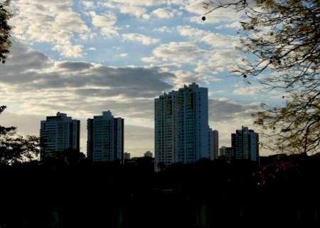 Após cidade ‘respirar fumaça’ em 2024, qualidade do ar se mantém satisfatória em Campo Grande