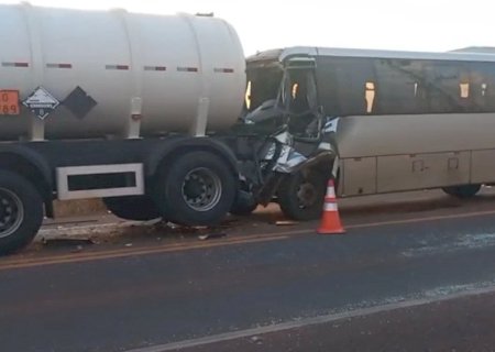 VÍDEO: Engavetamento envolve duas carretas e um micro-ônibus na BR-163 em Nova Alvorada do Sul