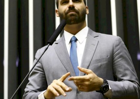 Moraes envia denúncia contra Eduardo Bolsonaro para Hugo Motta