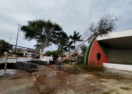 Temporal derruba estruturas e causa apagão em Caarapó