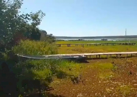 Usina libera água no Rio Pardo para dispersar tapete de plantas