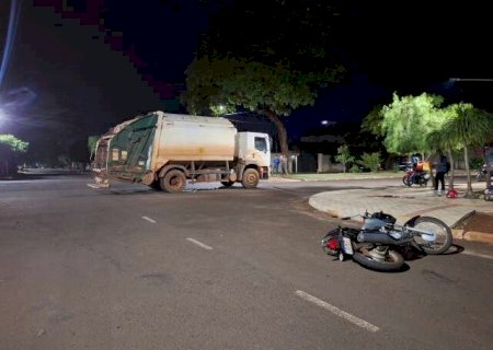 Em Dourados, motoentregador bate em caminhão de coleta de lixo e morre no hospital