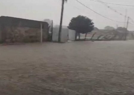 Temporal alaga ruas e avenidas em Glória de Dourados (vídeo)