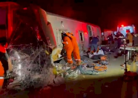 Ônibus tomba na BR-423 e deixa 15 mortos