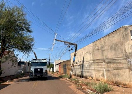 Condutor atinge poste e deixa quase 300 casas sem energia em Campo Grande