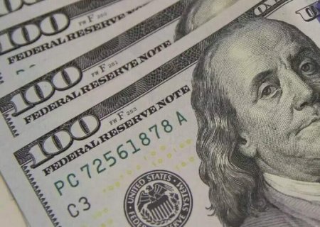 Dólar cai para R$ 5,44 com foco em negociações sobre tarifaço com EUA