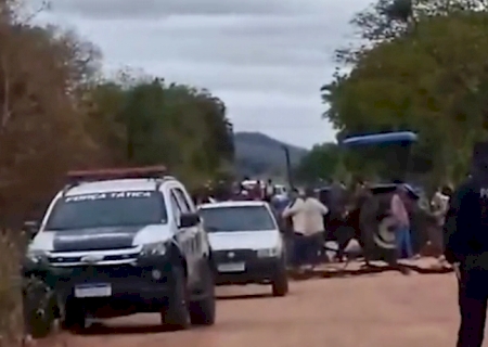 Moradores bloqueiam MS-345 em protesto contra más condições da estrada
