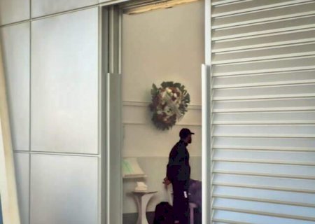 “Revolta”, resume mãe durante despedida de jovem morta após ataque com faca