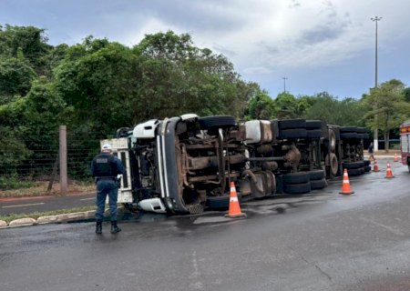 Caminhão com carga de carne tomba em rotatória no Parque dos Poderes em Campo Grande