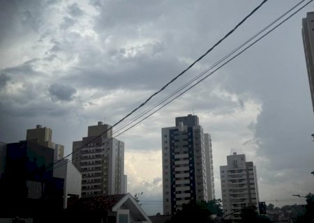 Clima despenca 10°C e anuncia chegada de tempestades e ventos de até 100 km/h em Campo Grande