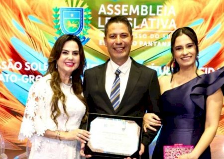 Com entrega de comenda, Assembléia Legislativa homenageia Cléber Dias, prefeito de Vicentina