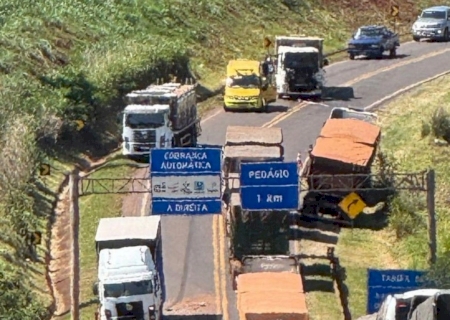 Acidente envolvendo cinco veículos de grande porte interdita BR-163 próximo a Nova América