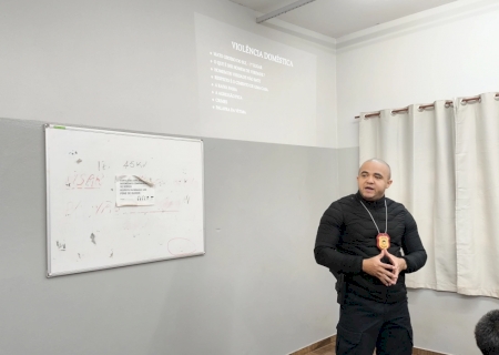 Delegado de Polícia de Vicentina, Bruno Carlos, realiza palestra sobre violência doméstica e prevenção de crimes na Central Energética Vicentina