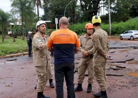 Bombeiros e Defesa Civil alertam para risco de atravessar &aacute;reas alagadas