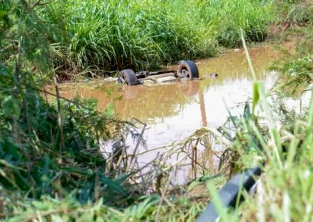 Carro com quatro ocupantes cai em córrego na saída para Cuiabá
