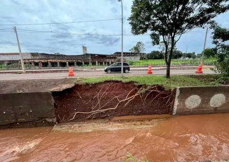 Contenção de córrego desaba novamente e leva parte de asfalto em Campo Grande