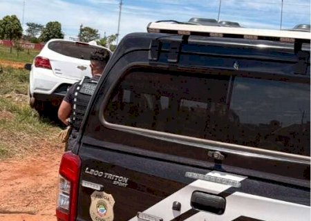 Polícia civil de Deodápolis localiza carro de professor sem pneus e trata caso como tentativa de latrocínio