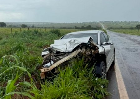 Criança fica ferida após carro bater contra bitrem entre Santa Rita do Pardo e Campo Grande